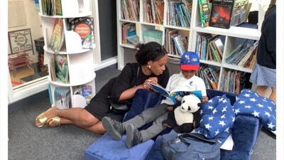 Panda reading café